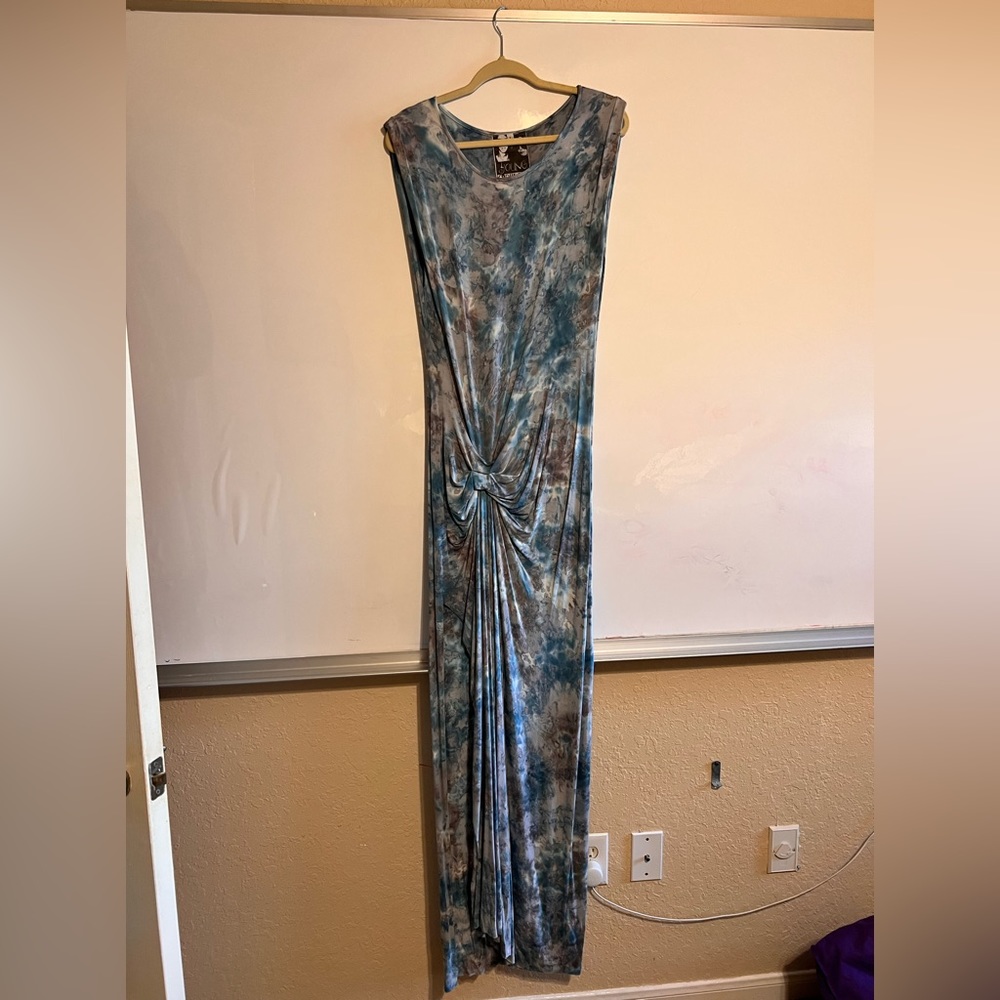 Fitted comfortable ye dye gown. Absolutely stunning NEVER WORN